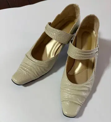 아이보리 스트랩 펌프스 중간 힐