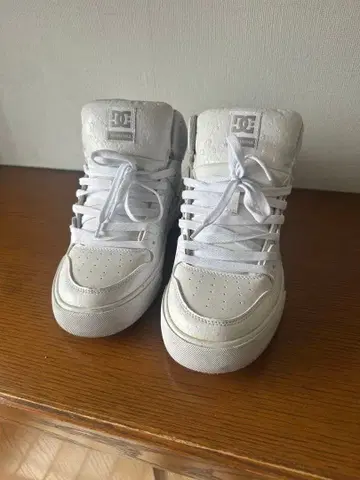 DC 화이트 하이컷 스니커즈