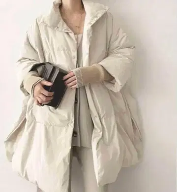 크림 컬러 오버 사이즈 다운 자켓