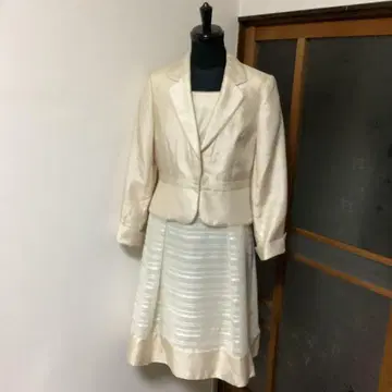 아이보리 새틴풍 자켓과 드레스 세트