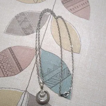 크리스탈 장식 원형 펜던트 목걸이