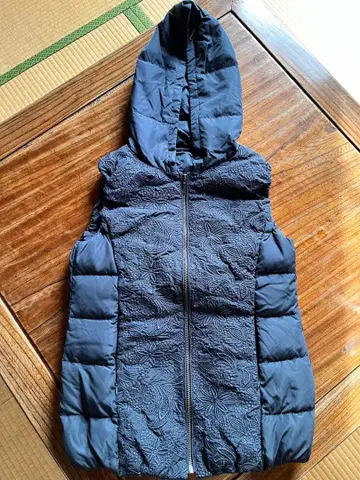 자수 장식 네이비 컬러 후드 부착 다운 베스트