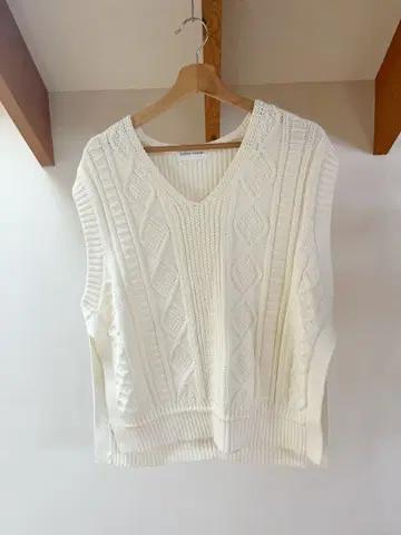 human woman 아이보리 V넥 니트 베스트 케이블 짜임 화이트