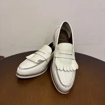 YOSKE 화이트 에나멜 프린지 로퍼