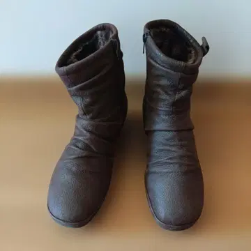 마리 클럽 다크 브라운 퍼 숏부츠