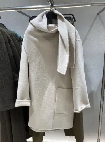 ZARA 베이지 스카프 포함 코트