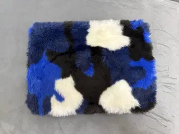 PLST 카모 패턴 퍼와 가죽 클러치백