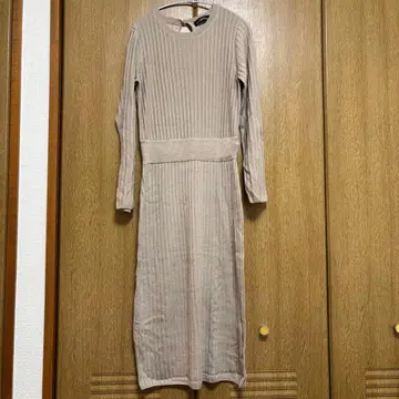 그린 레이블 릴랙싱 베이지 롱 원피스