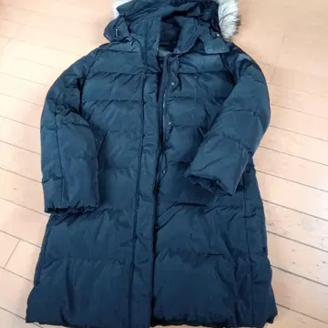 후드 부착 블랙 다운 자켓