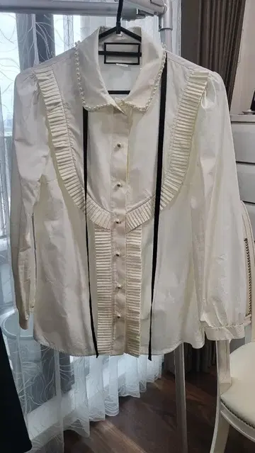 리본 포함 프릴 화이트 셔츠 긴팔 사이즈 40