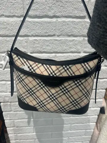 체크 무늬 숄더백