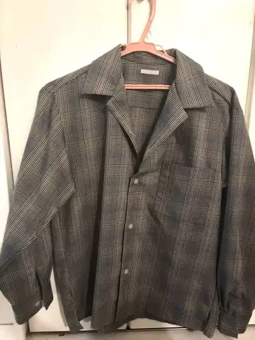 그레이 계열 체크 긴팔 셔츠 가슴 포켓 부착