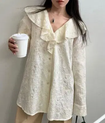 미사용 2WAY EMBROIDERY RUFFLE BLOUSE 아이보리