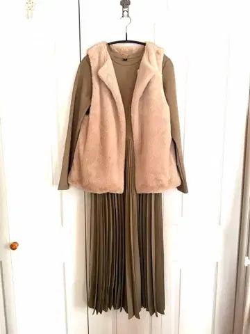 올리브색 플리츠 원피스와 퍼 베스트 세트