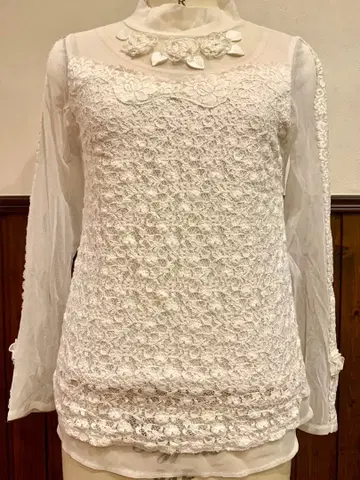 벨퍼치 화이트 레이스 긴팔 블라우스