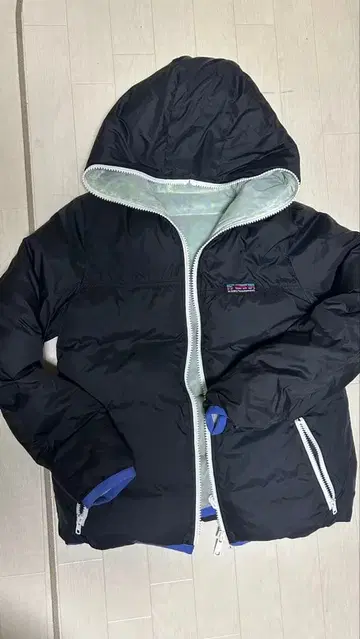 후드 부착 블랙 다운 자켓 리버서블