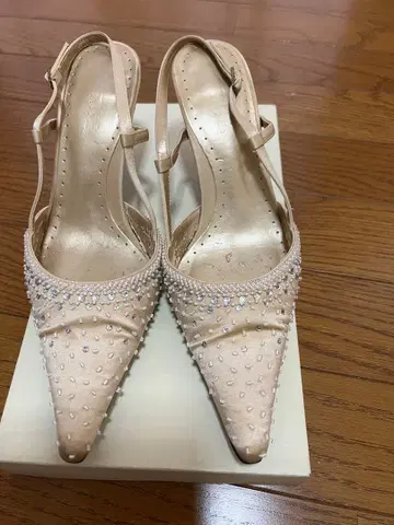 비쥬 포함 베이지 새틴 하이힐