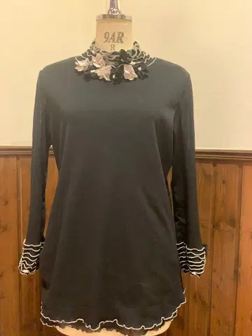 블랙 긴팔 상의 프릴과 꽃 장식