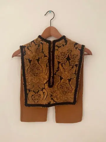 릴리 브라운 어태치드 칼라