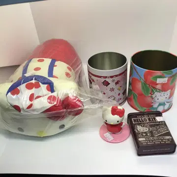 헬로키티 봉제 인형과 캔 세트
