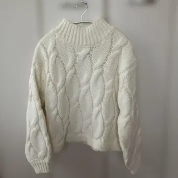 화이트 케이블 니트 하이넥 스웨터