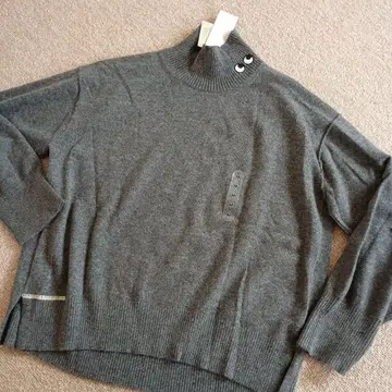 새상품 유니클로 x 안야 힌드마치 캐시미어 스웨터