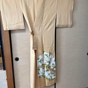 이로도메소데 베이지 꽃 자수