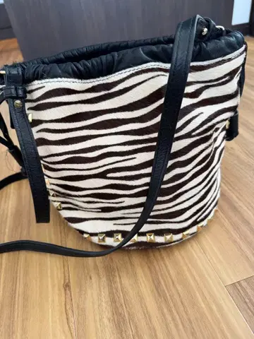제브라 패턴 스터드 숄더백