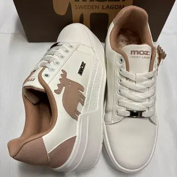 최종 가격 인하 MOZ 금장 장식 로고 통굽 경량 헤라지카 와펜 스니커즈