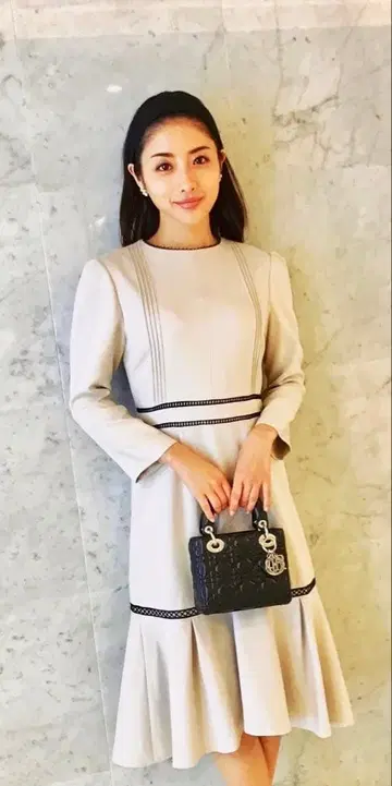 이시하라 사토미 착용 새상품 미사용 베이지 플레어 원피스