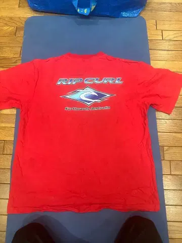 립 컬 레드 티셔츠