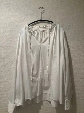 보르지 프릴 넥 블라우스 화이트 하이 카운트 새틴