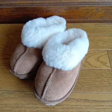 보아 무스탕 샌들