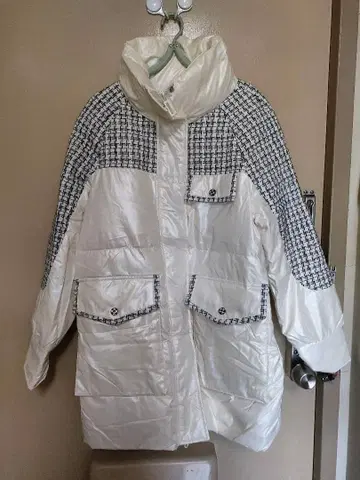 화이트 트위드 절개 다운 코트