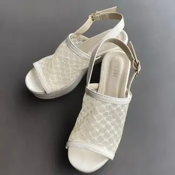 화이트 오픈토 샌들