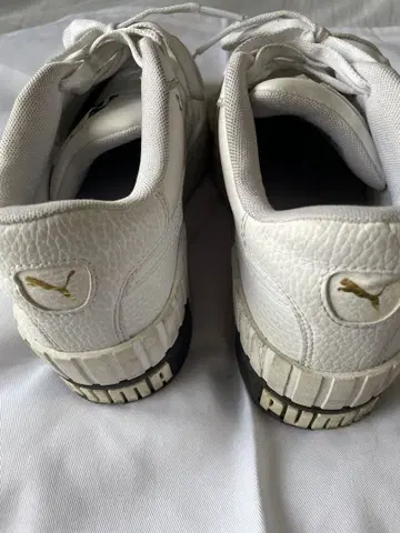 Puma 화이트 스니커즈