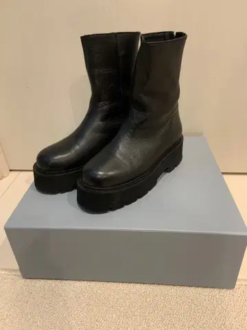 카미난도 백지퍼 부츠 230-235 새상품급 베이크루즈 블랙