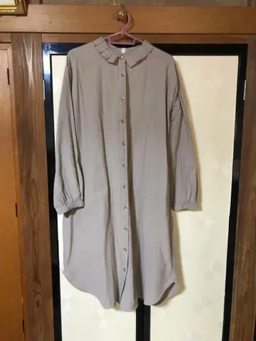 크로스 토크 클럽 프릴 옷깃 셔츠 원피스 베이지