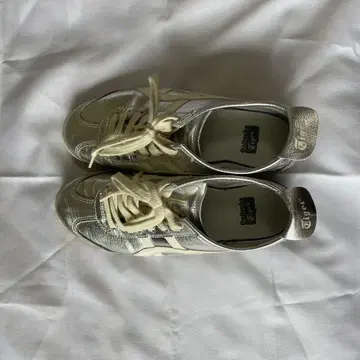 오니츠카타이거 실버 스니커즈