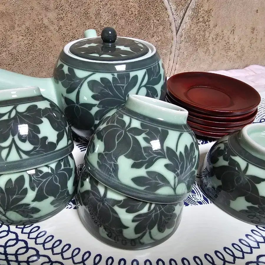 Gwangjuyo Black Celadon Engraved Peony Pattern Teapot Set