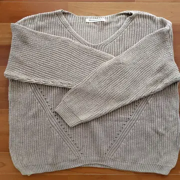 GALLARDAGALANTE 베이지 V넥 스웨터