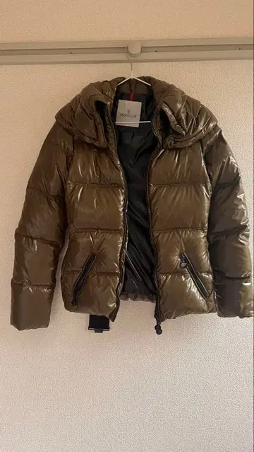 올리브 그린 후드 부착 다운 자켓