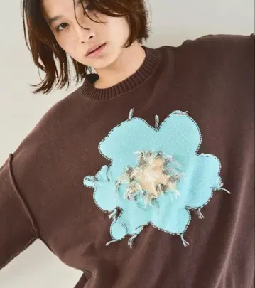 Camphor wood 인사이드 아웃 인터샤 플라워 모티브 니트