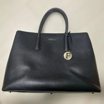 FURLA 블랙 핸드백 로고 참 포함