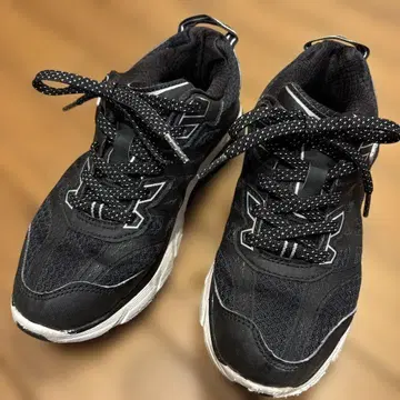 KNEES UP 블랙 스니커즈