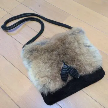 퍼와 스웨이드의 숄더백