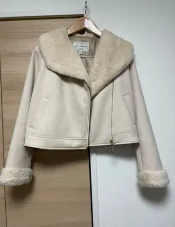 [ 가격 인하 가능 ] 크림색 인조 모피 자켓