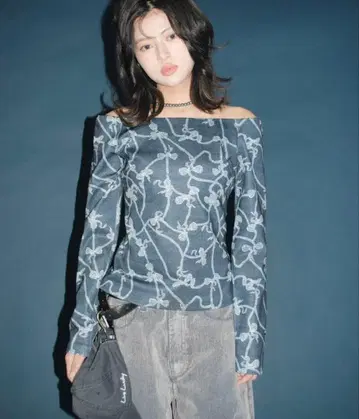 MUSUBORE 오프숄더 상의 네이비 리본 무스보레