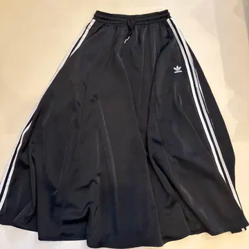 adidas 블랙 플레어 스커트