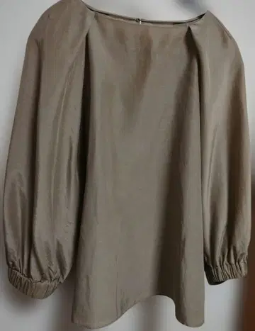 , 베이지 블라우스, 실크, 볼륨 소매